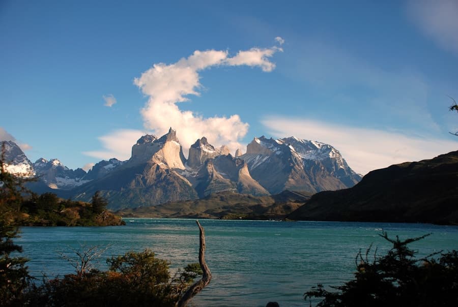 Torres del Paine com lago turquesa na Patagônia chilena